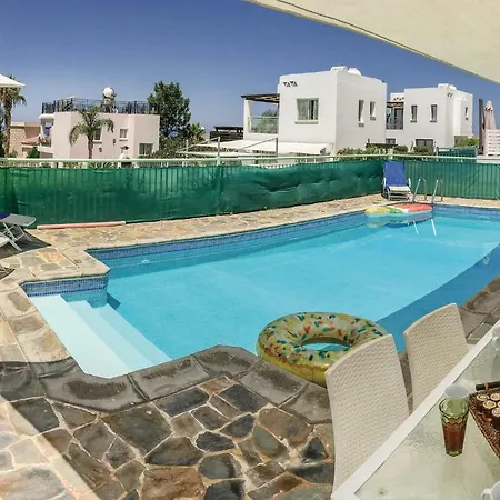 Nice In Chlorakas With 3 Bedrooms, Wifi And Outdoor Swimming Pool Σπίτι διακοπών *