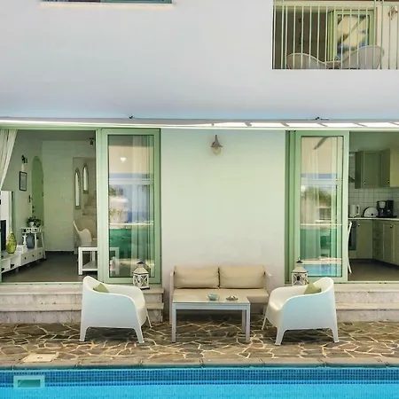 Σπίτι διακοπών Nice In Chlorakas With 3 Bedrooms, Wifi And Outdoor Swimming Pool Χλώρακα