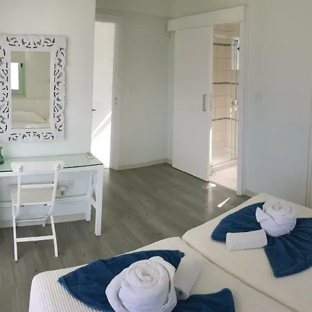 Nice In Chlorakas With 3 Bedrooms, Wifi And Outdoor Swimming Pool Χλώρακα