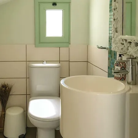 Nice In Chlorakas With 3 Bedrooms, Wifi And Outdoor Swimming Pool Χλώρακα
